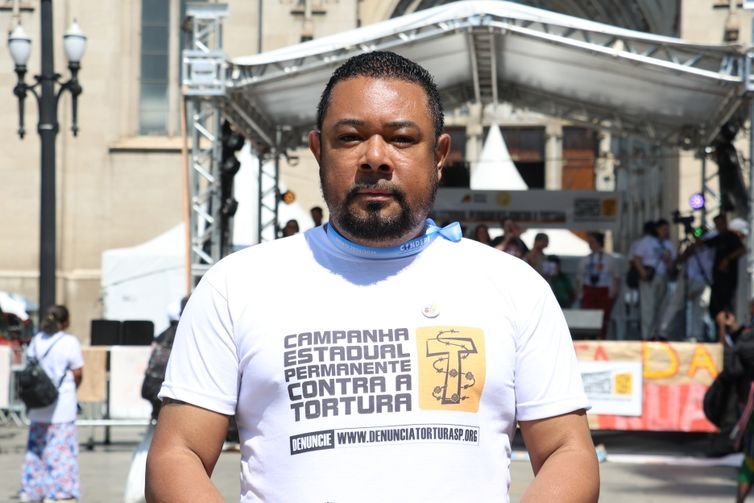 Rovena Rosa/Agência Brasil São Paulo (SP), 19/08/2024 - O presidente do Conselho Estadual de Defesa dos Direitos da Pessoa Humana - Condepe, Adilson Raimundo Sousa Santiago, participa do lançamento da Campanha Estadual Permanente contra a Tortura, durante ato de comemoração do Dia de Luta dos Direitos da População em situação de Rua, na Praça da Sé. Foto: Rovena Rosa/Agência Brasil